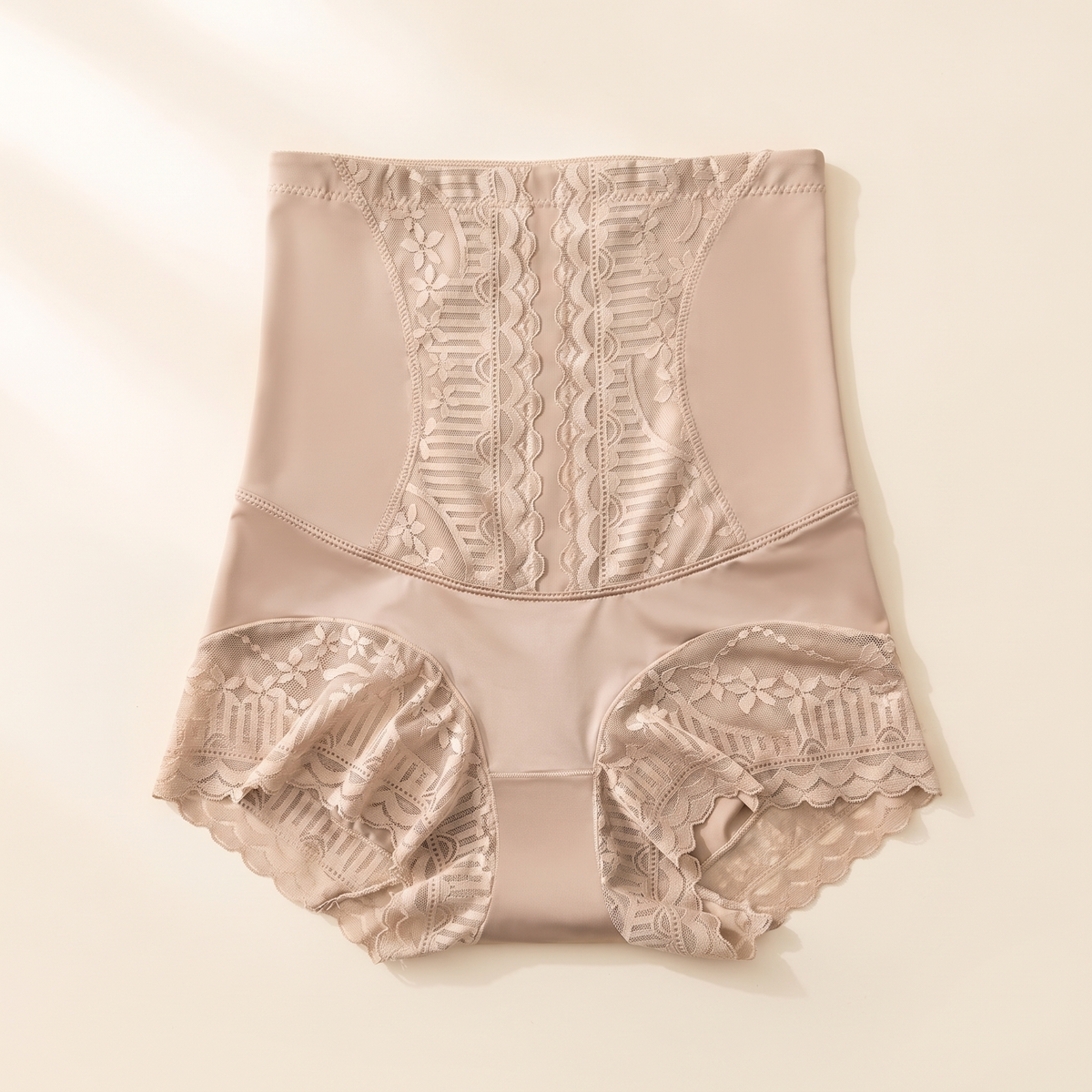 La culotte SoftHold post-césarienne beige à plat, panneau de dentelle devant