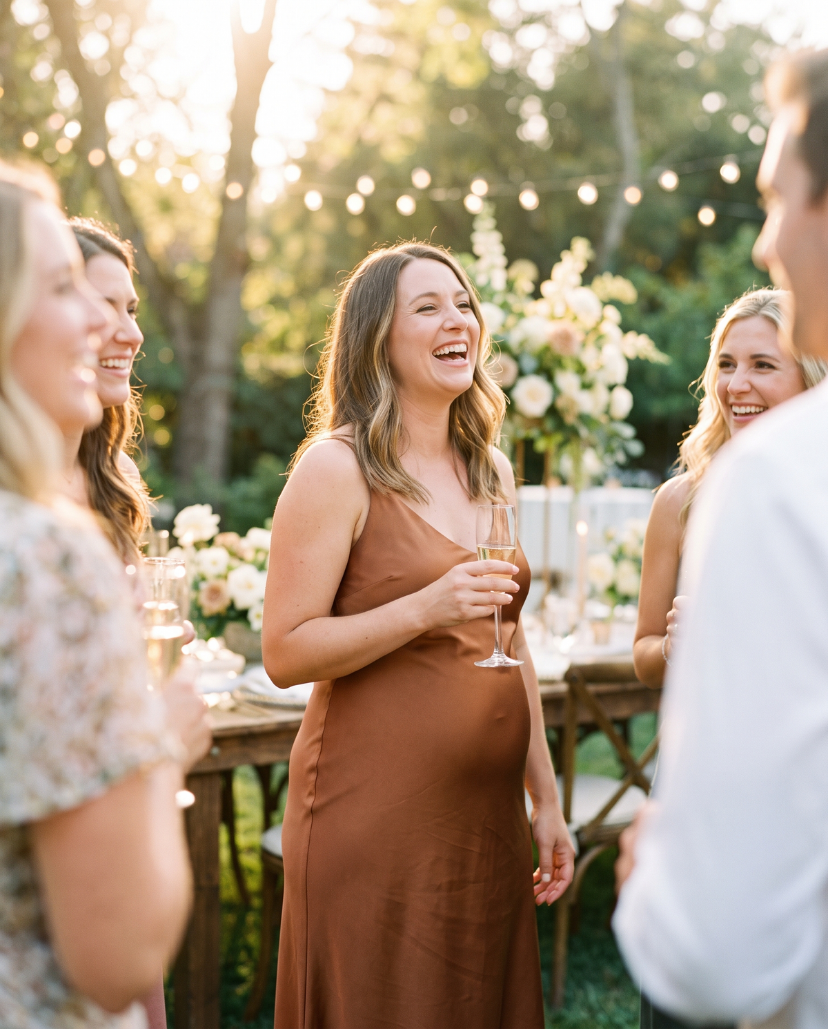 Maman en robe satin caramel à un mariage